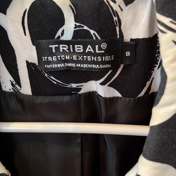 Graphic lightweight trenchcoat. Perfect for spring! - Picture 2 of 3